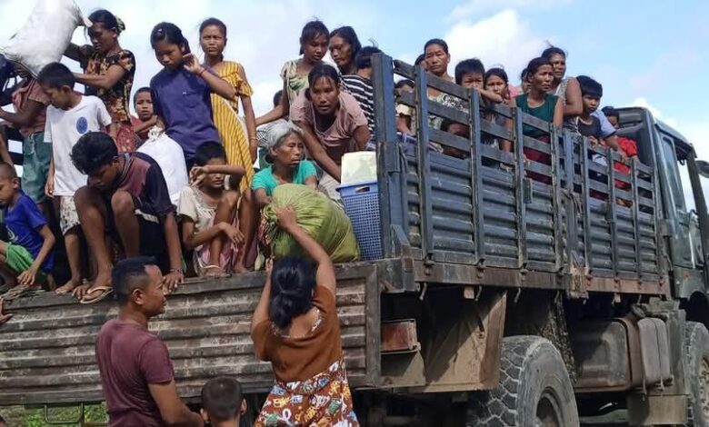 မေ ၁၆ ရက်က ပြန်လွှတ်ပေးလိုက်သည့် မင်းပြားမြို့သိမ်းတိုက်ပွဲမှ စစ်သုံ့ပန်းမိသားစုဝင်များ။ (ဓာတ်ပုံ- One Nation News)