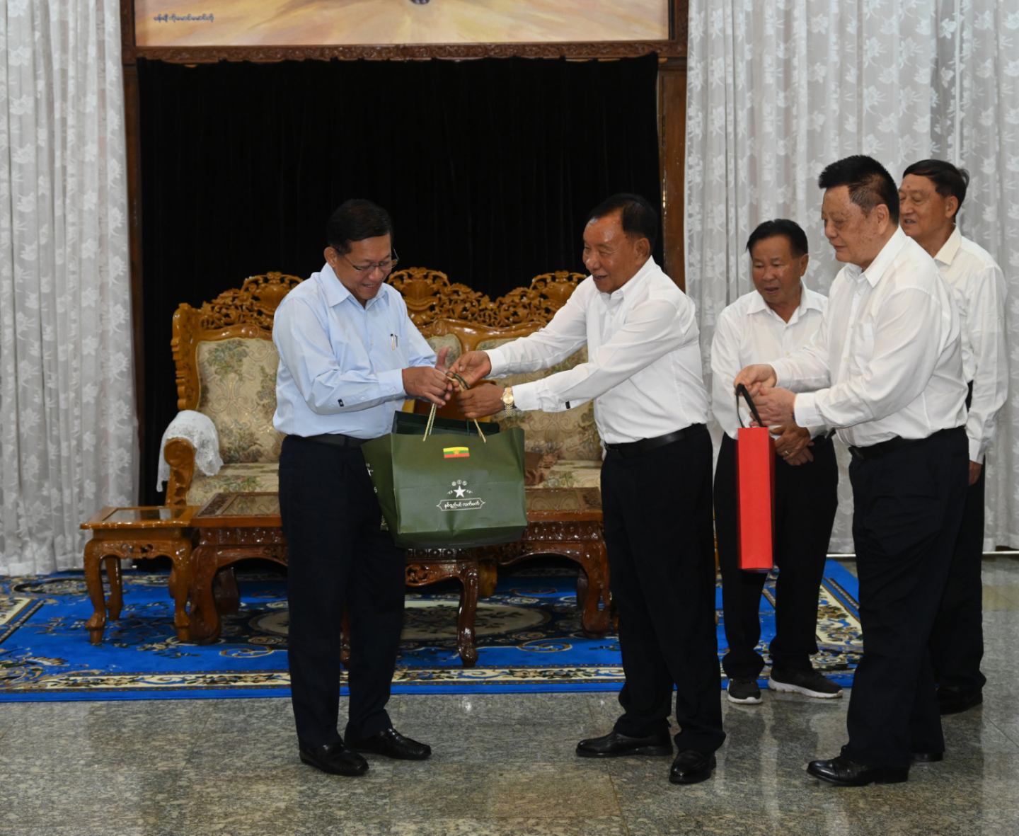 - NDAA(မိုင်းလား)မှ ငြိမ်းချမ်းရေးကိုယ်စားလှယ်အဖွဲ့နှင့် မေ ၂၅ ရက်က တွေ့ဆုံခဲ့စဉ်။
