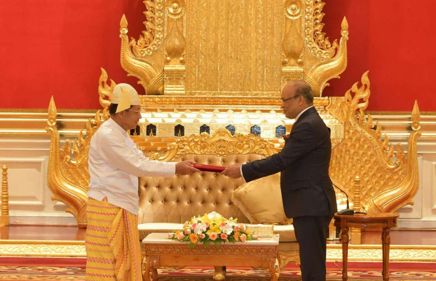 ၂၀၂၃ စက်တင်ဘာ ၆ ရက်နေ့က နေပြည်တော်တွင် စစ်ခေါင်းဆောင်ထံ သံအမတ်ခန့်အပ်လွှာပေးအပ်နေသည့် မြန်မာနိုင်ငံဆိုင်ရာ ဘင်္ဂလားဒေ့ရှ်နိုင်ငံ သံအမတ်ကြီး မိုနာဝါဟူစိန်