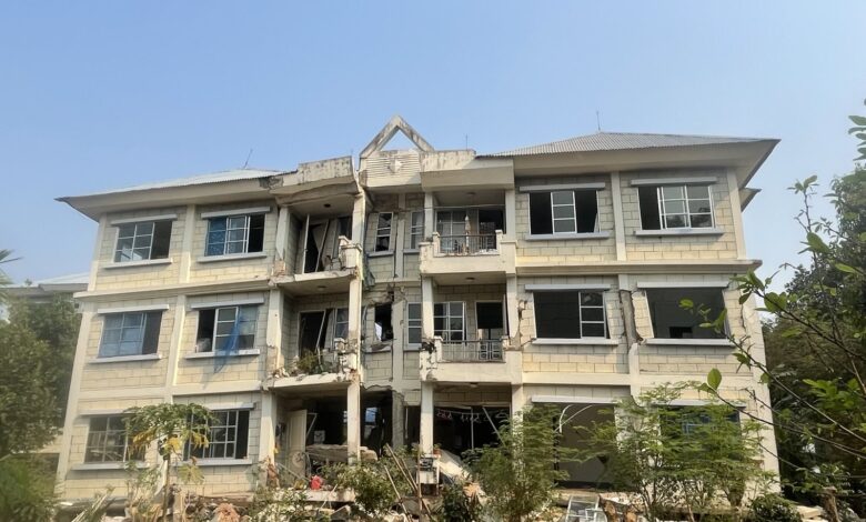 ငလျင်ကြောင့် ထိခိုက်ပျက်စီးသွားသည့် ဝန်ထမ်းအိမ်ရာ အဆောက်အဦတစ်ခု။