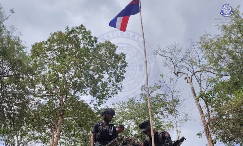 -တပ်မဟာ (၇) လှိုင်းဘွဲ့မြို့နယ်ရှိ စစ်ကောင်စီတပ်စခန်းကို သိမ်းပိုက်ပြီးနောက် ကရင်အမျိုးသား အလံလွှင့်ထူနေစဉ်။ (ဓာတ်ပုံ- KNU)