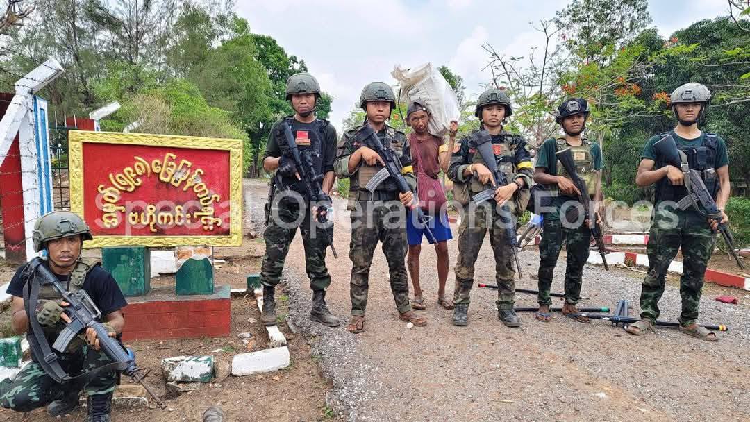 ခမရ ၅၉၈ စခန်းသိမ်းပြီးနောက် မေ ၈ ရက်နေ့က ဗဟိုကင်းအနီး တွေ့ရသော KNU,PDF ပူးပေါင်း တပ်များ။ (ဓာတ်ပုံ- SOF)