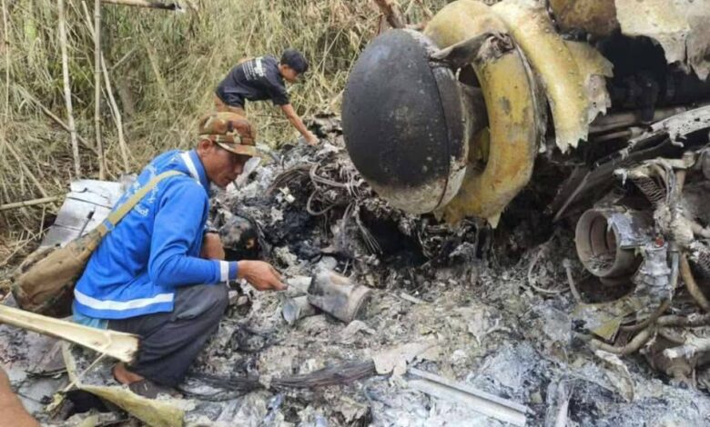 -ပျက်ကျသွားသည့် စစ်ရဟတ်ယာဉ်ကိုကြည့်ရှုစစ်ဆေးနေကြစဉ်။ (ဓာတ်ပုံ-Banmaw Scout Team)