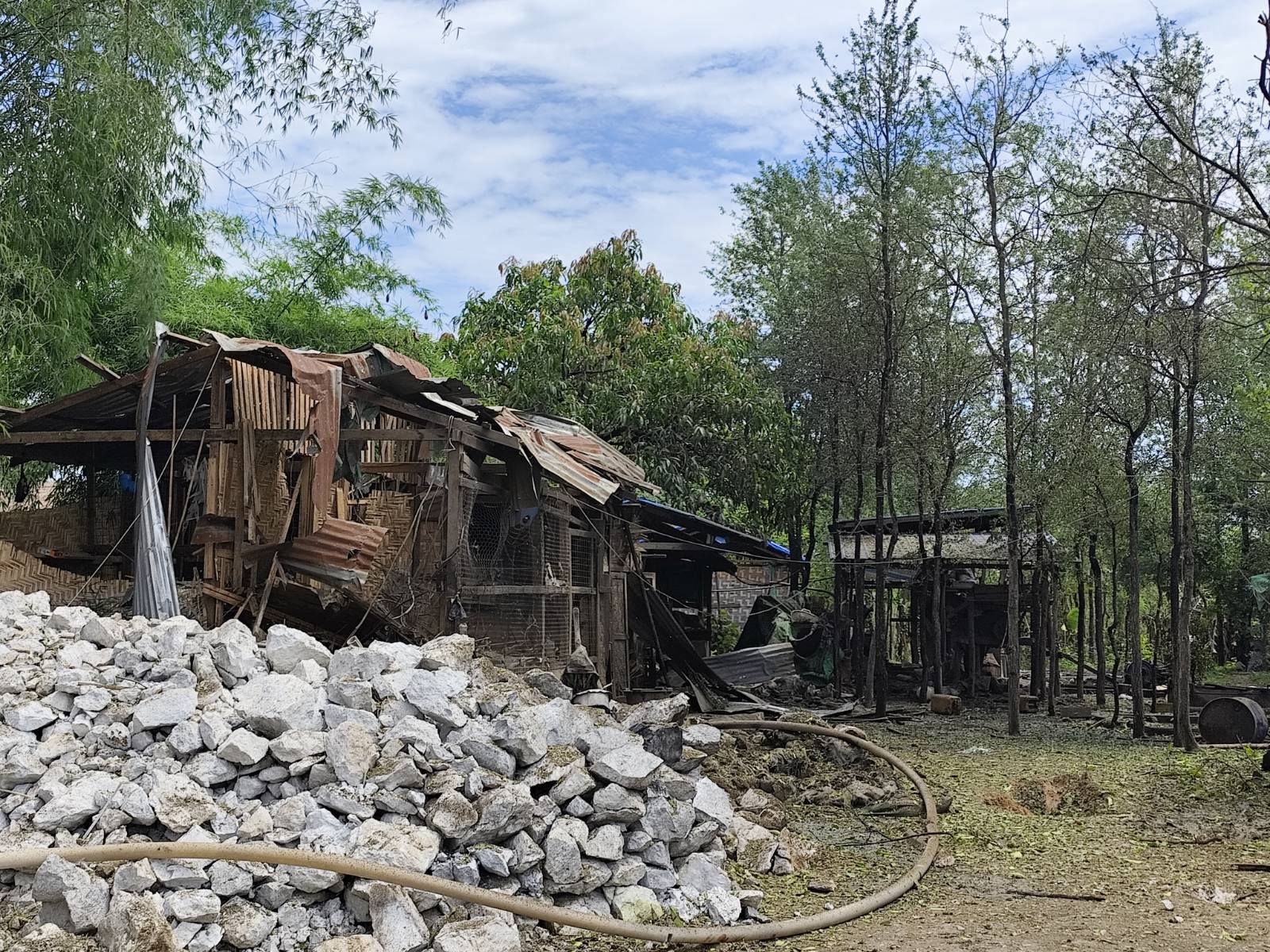 မေ ၁၉ ရက်နေ့က ဗုံးကြဲခံရသည့် လိပ်ကျရွာမှ ရွှေလုပ်ကွက်။ (ဓာတ်ပုံ- ပြင်ဦးလွင်ခရိုင်ပကဖ)