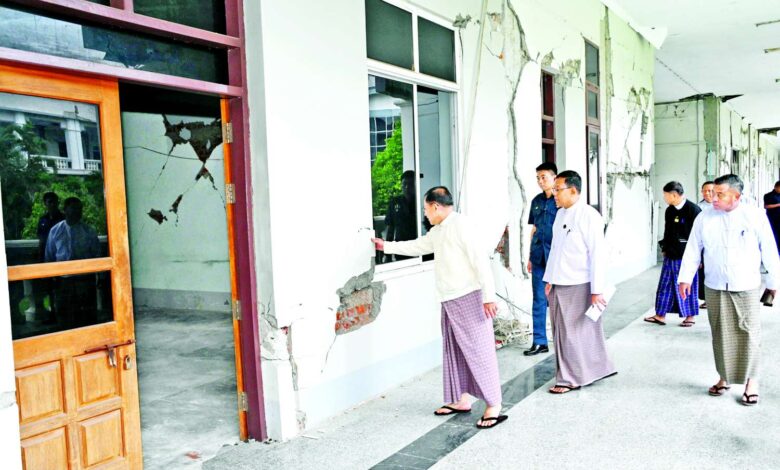 ငလျင်ကြောင့် ပျက်စီးသွားသည့် အစိုးရ အဆောက်ဦးများကို မေလ ၂၇ ရက်က စစ်ခေါင်းဆောင် သွားကြည့်ခဲ့စဉ်။
