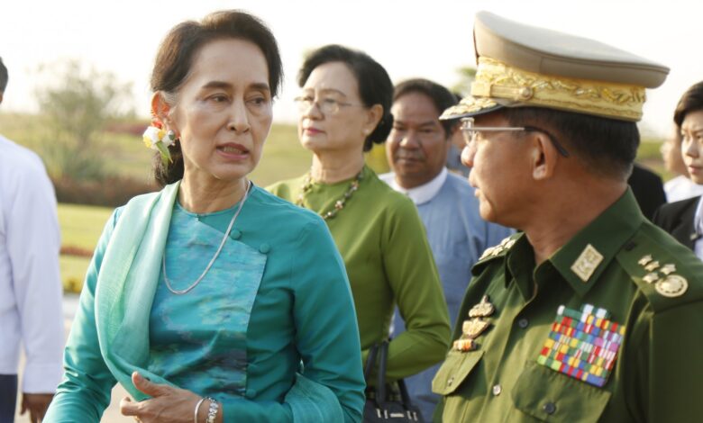 ၂၀၁၆ ခုနှစ်က နေပြည်တော်လေဆိပ်တွင် တွေ့ရသော ဒေါ်အောင်ဆန်းစုကြည်နှင့် ဗိုလ်ချုပ်မှူးကြီး မင်းအောင်လှိုင်။ (ဓာတ်ပုံ - EPA)