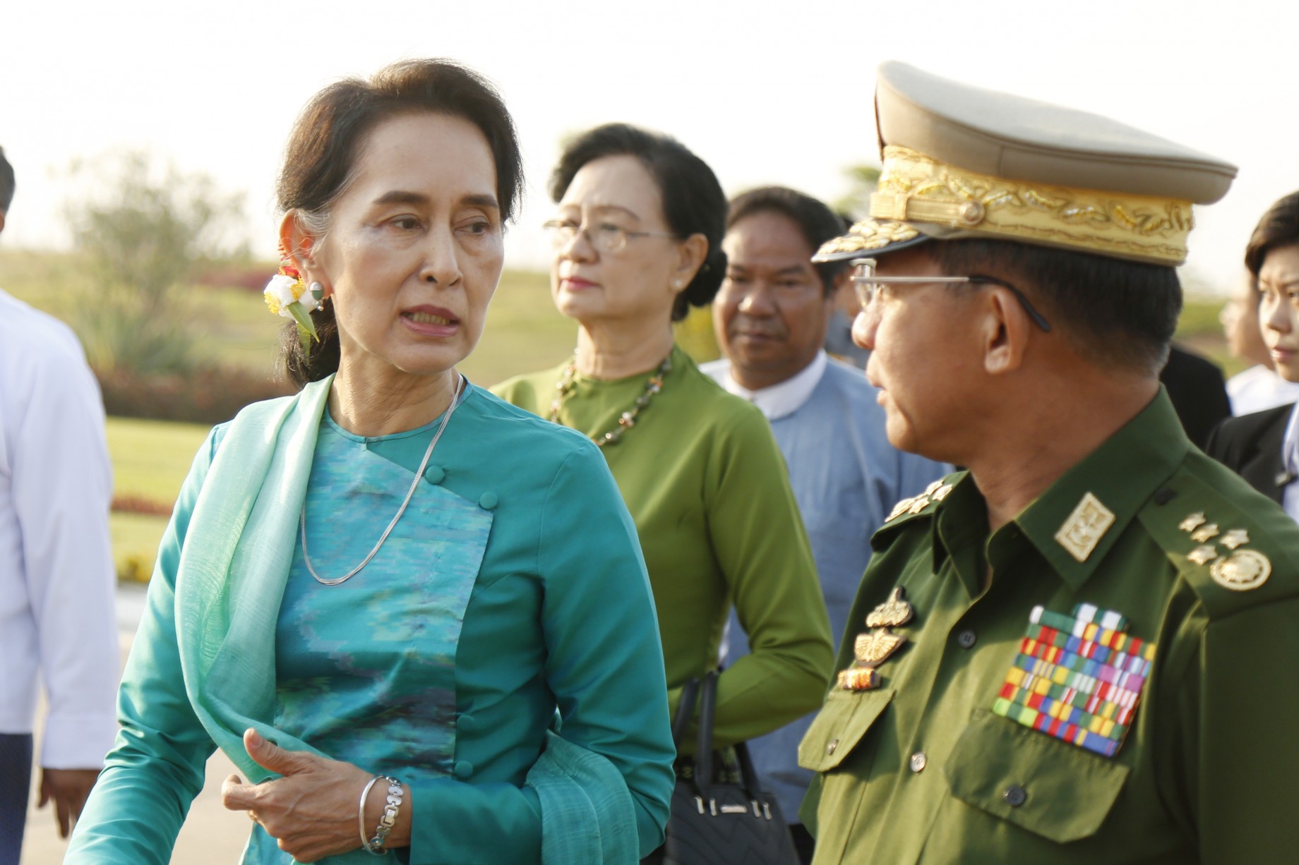 ၂၀၁၆ ခုနှစ်က နေပြည်တော်လေဆိပ်တွင် တွေ့ရသော ဒေါ်အောင်ဆန်းစုကြည်နှင့် ဗိုလ်ချုပ်မှူးကြီး မင်းအောင်လှိုင်။ (ဓာတ်ပုံ - EPA)