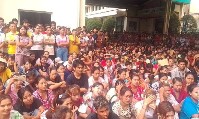 လုပ်ခလစာတိုးမြှင့်ပေးရေး ဆန္ဒပြတောင်းဆိုခဲ့ကြသော ချန်းရိစက်ရုံ အလုပ်သမားများ။ (ဓာတ်ပုံ- ပေးပို့)
