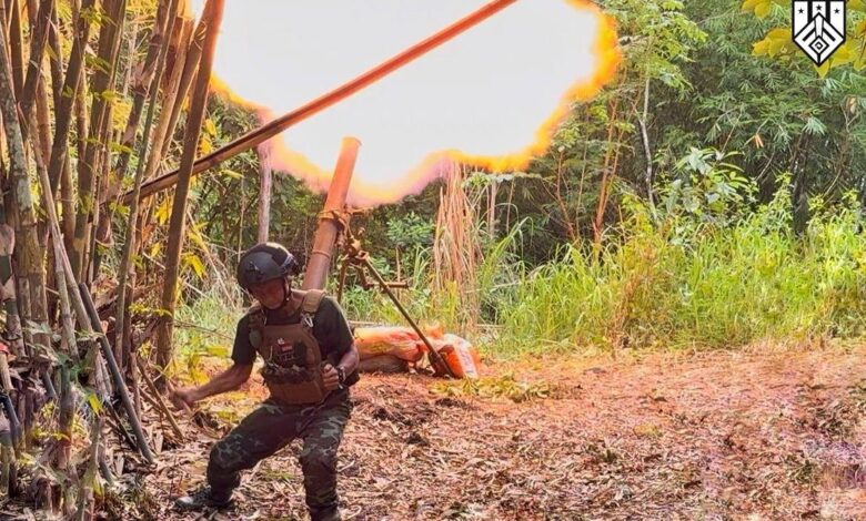 -စစ်ကောင်စီတပ်ကို လက်နက်ကြီးဖြင့် ပစ်ခတ်နေသည့် ပြည်သူ့ကာကွယ်ရေးတပ်ဖွဲ့ဝင်တစ်ဦး။ (ဓာတ်ပုံ- FFD)