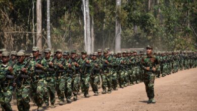 တအာင်းအမျိုးသားလွတ်မြောက်ရေးတပ်မတော် (TNLA) အဖွဲ့ဝင်များ ရှမ်းပြည်နယ်မြောက်ပိုင်း တောအုပ်တစ်ခုတွင် စစ်ရေးလေ့ကျင့်နေသည်ကို ၂၀၂၃ မတ်လ ၈ ရက်နေ့က တွေ့ရစဉ် (ဓာတ်ပုံ - AFP)