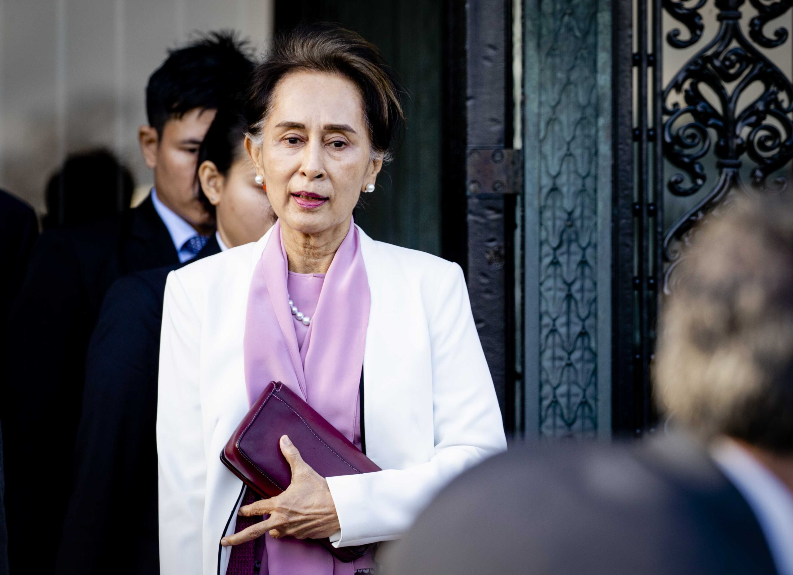စစ်တပ်က လူမျိုးသုဉ်းသတ်ဖြတ်မှု ကျူးလွန်ခဲ့သည်ဟူသော နယ်သာလန်နိုင်ငံ၊ သည်ဟိဂ်မြို့ရှိ အပြည်ပြည်ဆိုင်ရာတရားရုံး (ICJ) စွဲချက်အတွက် ၂၀၁၉ ဒီဇင်ဘာ ပထမအကြိမ်ကြားနာစစ်ဆေးခဲ့မှုကို ဒေါ်အောင်ဆန်းစုကြည် တက်ရောက်ခဲ့သည်။ (ဓာတ်ပုံ - EPA)