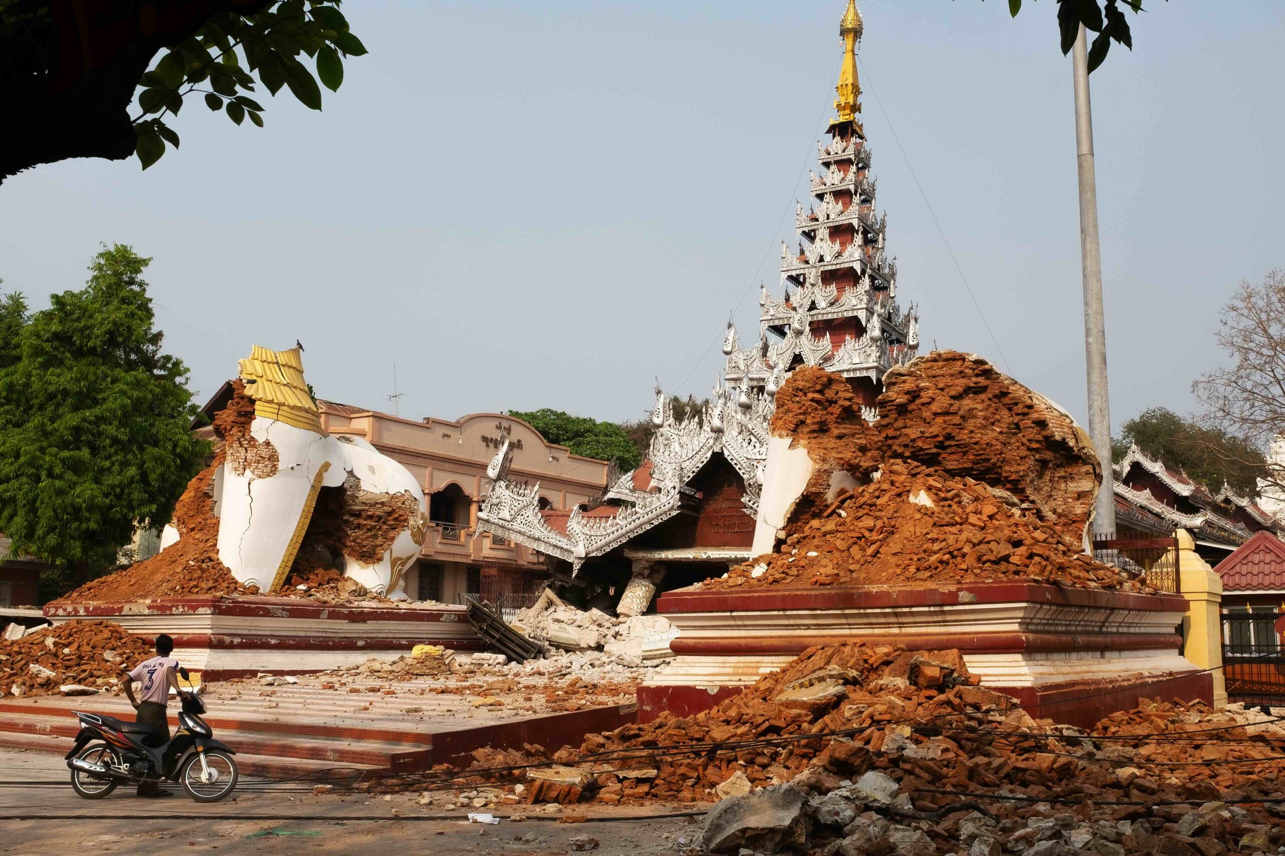 ၂၀၂၅ ခုနှစ်၊ မတ်လ ၂၈ ရက်နေ့ ငလျင်ကြောင့် မန္တလေးမြို့တွင် သေကြေပျက်စီးမှု များပြားခဲ့သည်။ (ဓာတ်ပုံ - EPA)