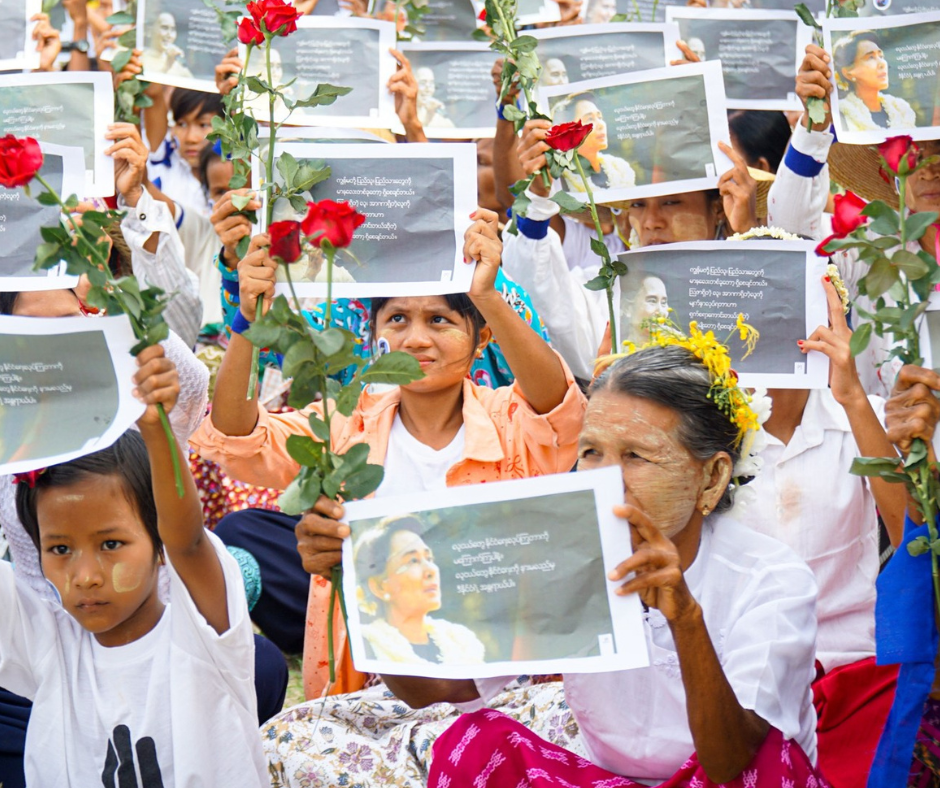လူထုခေါင်းဆောင် ဒေါ်အောင်ဆန်းကြည်၏ အသက် ၈၀ ပြည့်မွေးနေ့ကို ဆုတောင်းပေးခဲ့သူများအနက် ပြန်ကြားရေးဝန်ထမ်းတဦး၊ မန္တလေးမှ သုံးဦး ကိုစစ်တပ်ကဖမ်းဆီးခဲ့သည်။
