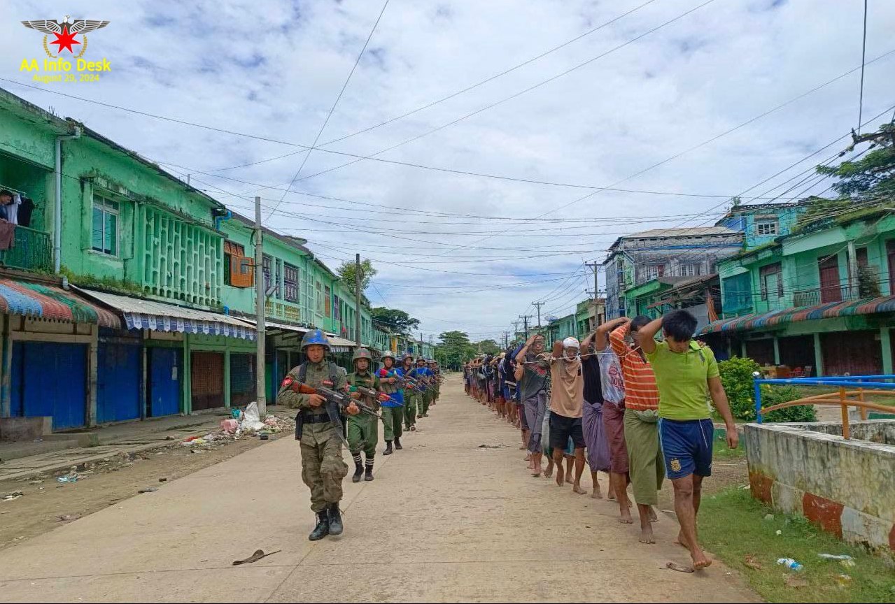 ၂၀၂၄ ခုနှစ် သြဂုတ် ၂၉ ရက်တွင် AA တပ်ဖွဲ့ ထုတ်ပြန်ထားသည့် မောင်တောမြို့နယ် တိုက်ပွဲများ အတွင်း သုံ့ပန်းရရှိမှု ဓာတ်ပုံမှတ်တမ်း။