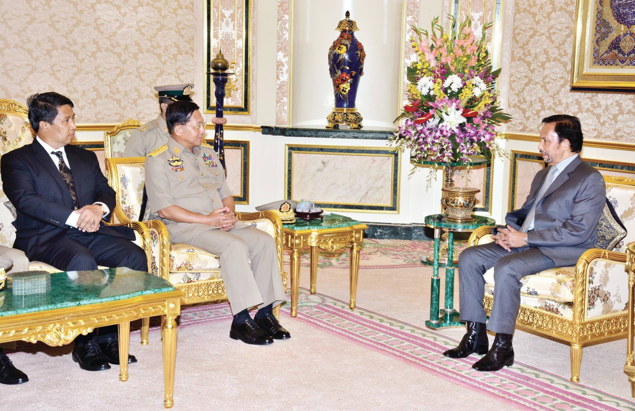 ၂၀၁၆ ခုနှစ် စစ်ခေါင်းဆောင် ဗိုလ်ချုပ်မှူးကြီး မင်းအောင်လှိုင် ဘရူးနိုင်း ဘုရင်နှင့် တွေ့ဆုံစဥ် ၎င်း၏ နံဘေးတွင် အနောက်တိုင်းဝတ်စုံနှင့် ရှိနေသူမှာ သံအမတ်ကြီးဦးချိုထွန်းအောင် ဖြစ်သည်။ ဦးချိုထွန်းအောင်သည် ရန်ကုန်တွင် ၂၀၂၅ မေလက လုပ်ကြံသတ်ဖြတ်ခံရသည်။ (ဓာတ်ပုံ-ကြေးမုံသတင်းစာ)