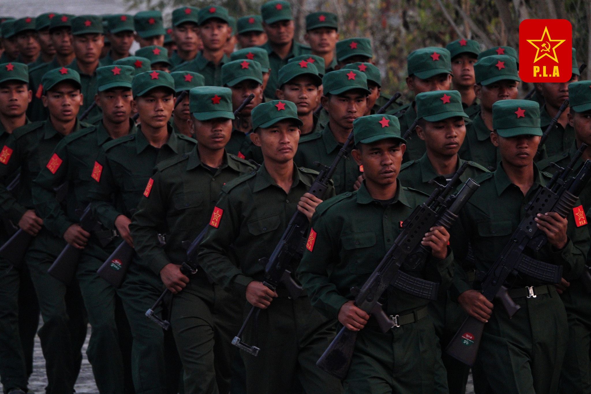 -မတ် ၁၅ ရက်က ပြုလုပ်သော ပြည်သူ့လွတ်မြောက်ရေးတပ်မတော် - PLA တည်ထောင်ခြင်း ၄ နှစ် ပြည့် အခမ်းအနားတွင် တွေ့ရသော တပ်ဖွဲ့ဝင်များ။ (ဓာတfပုံ- PLA)