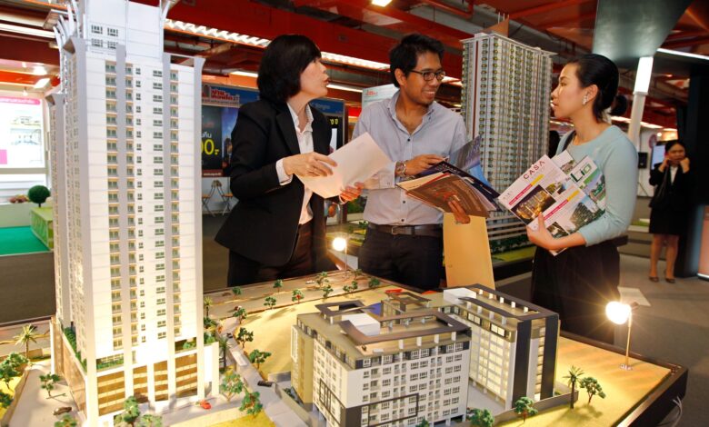 (ပုံစာ − ထိုင်းနိုင်ငံ ဘန်ကောက်မြို့ရှိ ကွန်ဒိုအရောင်းပြခန်း တစ်ခုကိုတွေ့ရစဉ်။ ဓာတ်ပုံ − EPA)
