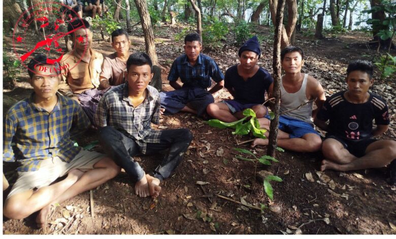 ဖမ်းမိထားသူများအနက် ၈ ဦးကို တွေ့ရစဉ်။(ဓာတ်ပုံ--ချင်းကာကွယ်ရေးတပ်-အရှို