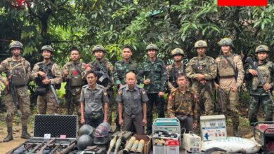 ဇွန်လ ၂၄ ရက်ညက ရန်ကုန်-မန္တလေးလမ်းဟောင်းပေါ်က တိုက်ပွဲတွင် အရှင်ဖမ်းမိသည့် စစ်ကောင်စီတပ်ဖွဲ့ဝင် ၃ ဦး (ဓာတ်ပုံ - - တောင်ပိုင်းစစ်ဒေသ အမှတ် -၂ စစ်ဒေသခွဲ Facebook)