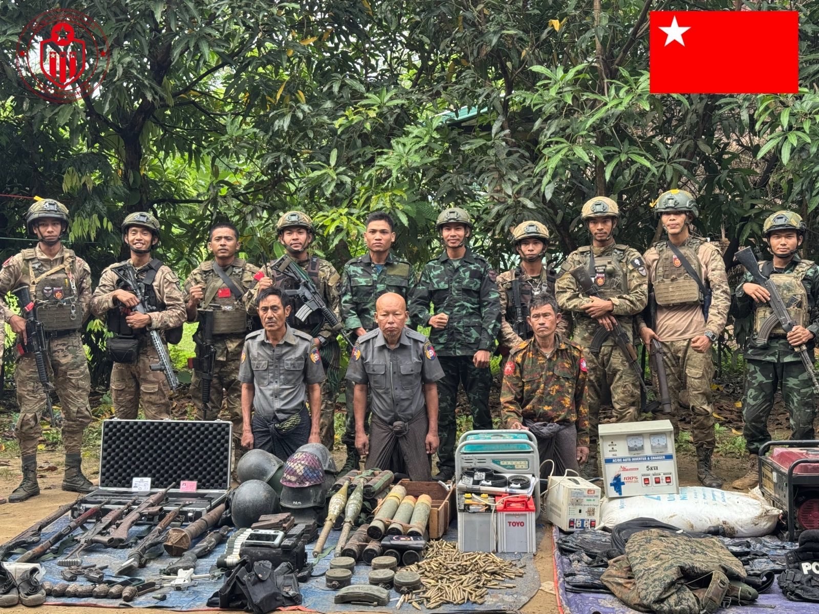 ဇွန်လ ၂၄ ရက်ညက ရန်ကုန်-မန္တလေးလမ်းဟောင်းပေါ်က တိုက်ပွဲတွင် အရှင်ဖမ်းမိသည့် စစ်ကောင်စီတပ်ဖွဲ့ဝင် ၃ ဦး (ဓာတ်ပုံ - - တောင်ပိုင်းစစ်ဒေသ အမှတ် -၂ စစ်ဒေသခွဲ Facebook)