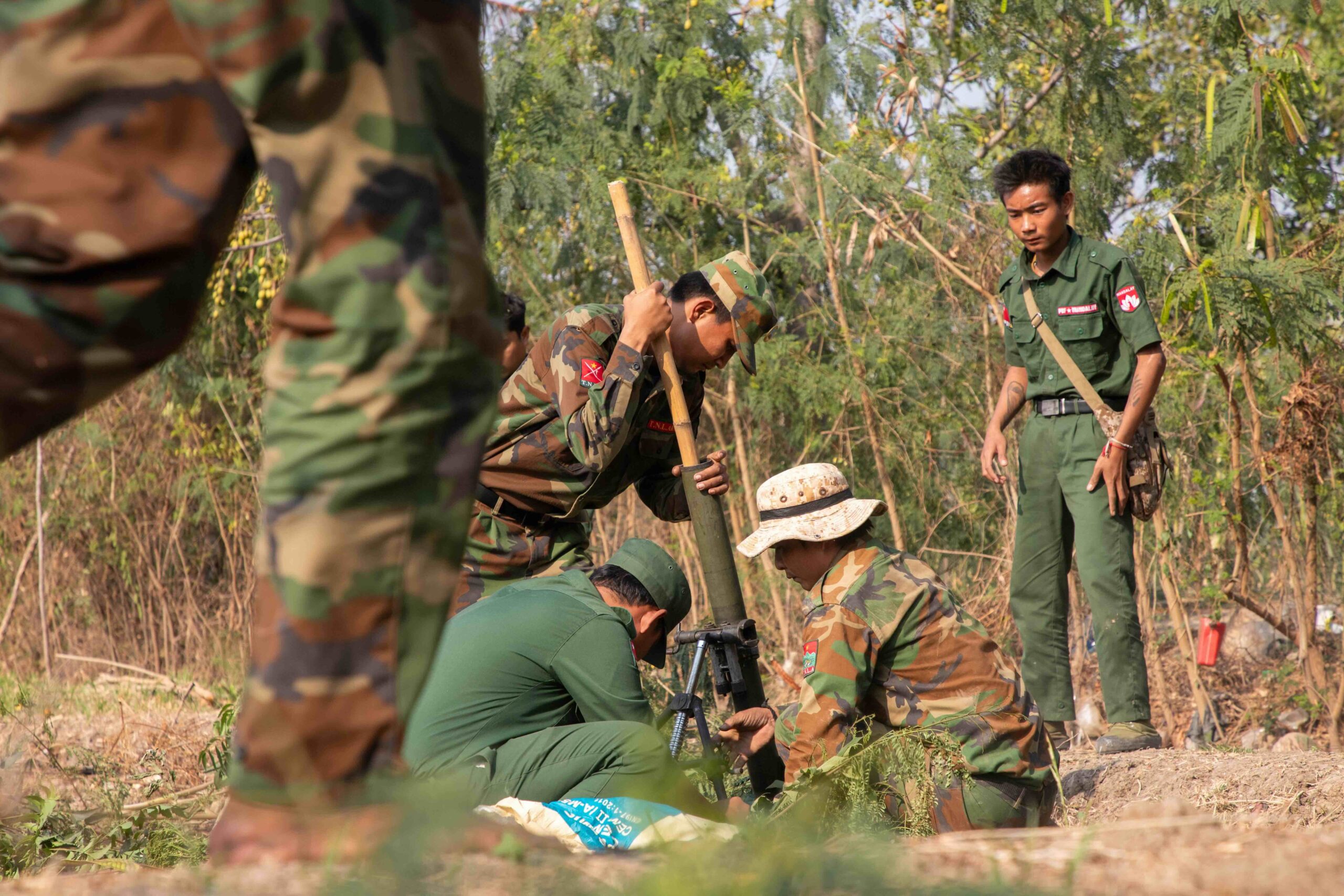 ဖေဖော်ဝါရီလက မတ္တရာမြို့နယ် စစ်မြေပြင်တွင်တွေ့ရသော တော်လှန်ရေး တပ်ဖွဲ့ဝင်များ။ (ဓာတ်ပုံ- Myanmar Now)