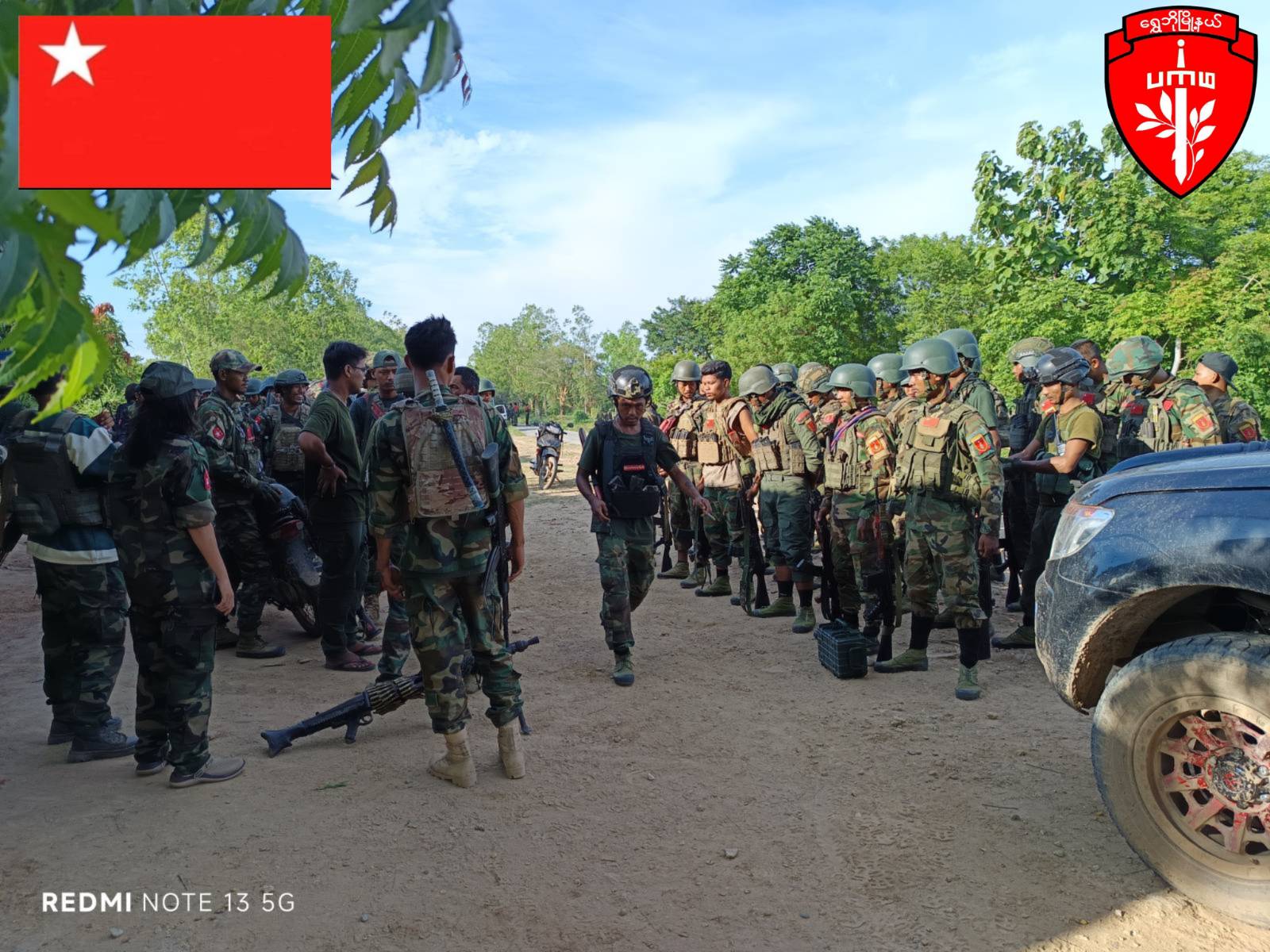 ရွှေဘိုမြို့နယ်ပြည်သူ့ကာကွယ်ရေးအဖွဲ့ဝင်များအား ဇွန်လ တတိယပတ်က တွေ့ရစဉ်။ (ဓာတ်ပုံ - ရွှေဘိုပကဖ)