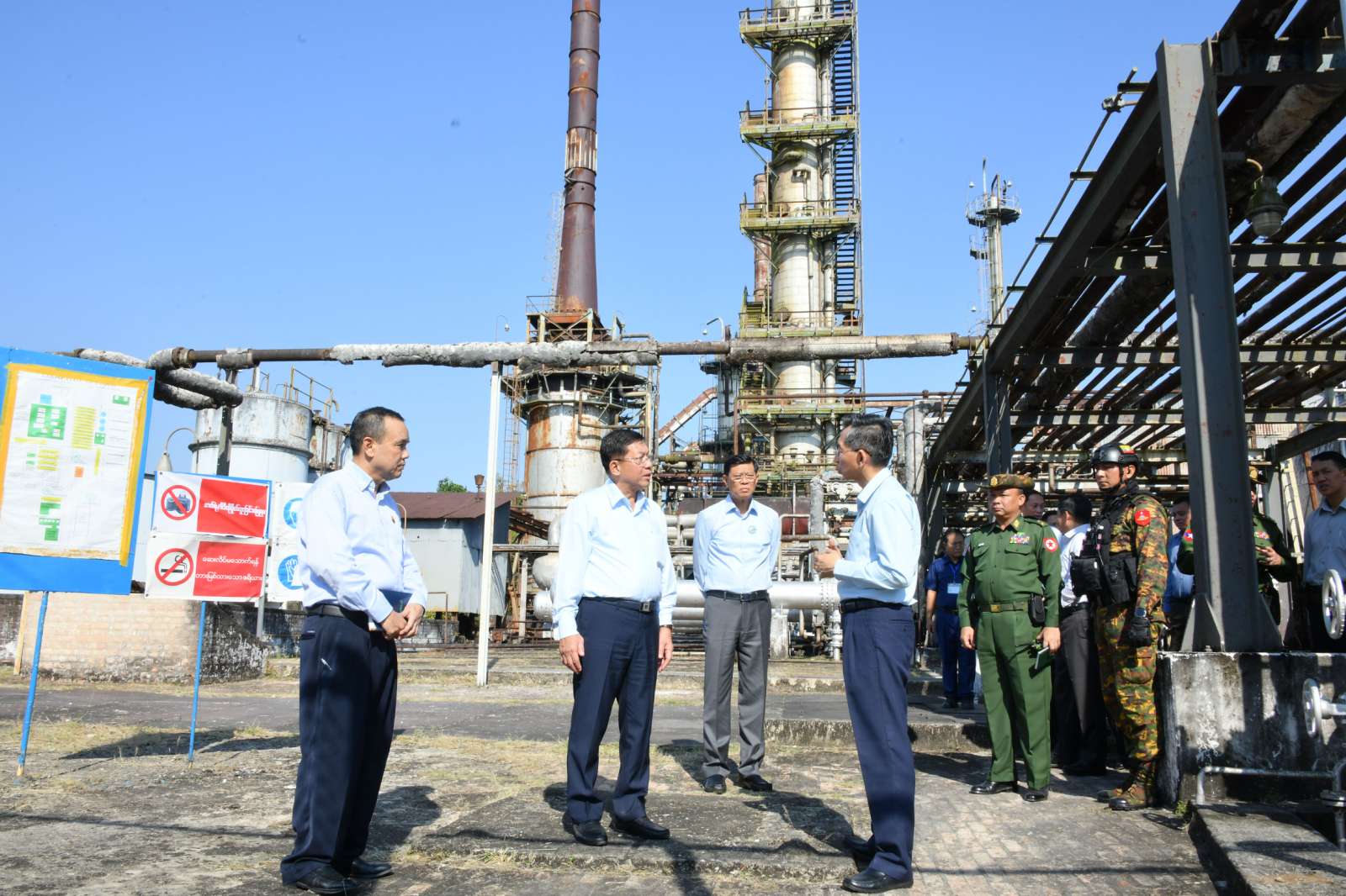 ၂၀၂၃ ခုနှစ်၊ ဒီဇင်ဘာ ၁၇ ရက်နေ့က ရန်ကုန်မြို့ အမှတ်(၁)ရေနံချက်စက်ရုံ(သန်လျင်)တွင် တွေ့ရသော စစ်ခေါင်းဆောင် ဗိုလ်ချုပ်မင်းအောင်လှိုင်နှင့် နောက်လိုက်များ။ (ဓာတ်ပုံ - Global New Light of Myanmar)