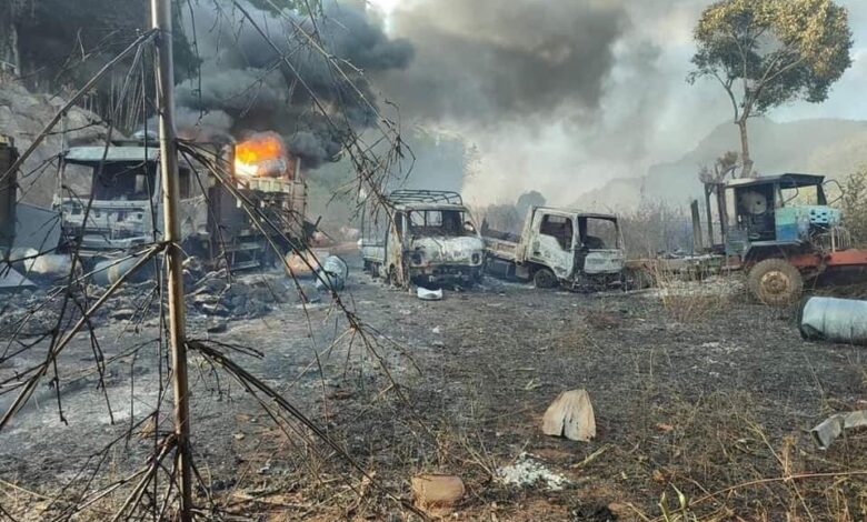၂၀၂၁ ဒီဇင်ဘာလက ကယားပြည်နယ်၊ ဖရူဆိုမြို့တွင် ပေါ်ပေါက်ခဲ့သော အစုအပြုံလိုက် သတ်ဖြတ်မှုတစ်ခုအတွင်း မီးရှို့ခံထားရသည့် မော်တော်ယာဉ်များ။ ထိုစဉ်က ဖရူဆိုမြို့နယ်အတွင်း ခရီးသွားမော်တော်ယာဉ်များကို စစ်တပ်က ဟန့်တားပြီး အမျိုးသမီးများ၊ ကလေးများအပါအဝင် ၃၈ ဦးထက်မနည်းကို သတ်ဖြတ် မီးရှို့ခဲ့သည်။ (ဓာတ်ပုံ - KNDF)