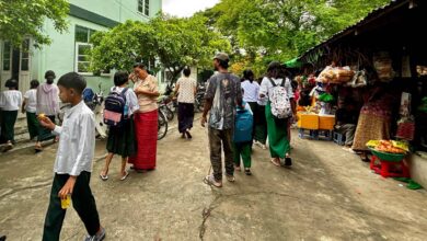 မန္တလေး၊ ချမ်းအေးသာစံမြို့နယ်ရှိ ကျောင်းတစ်ကျောင်းသို့ ရောက်လာကြသည့် ကျောင်းသူကျောင်းသားများ။ (ဓာတ်ပုံ − ပေးပို့)