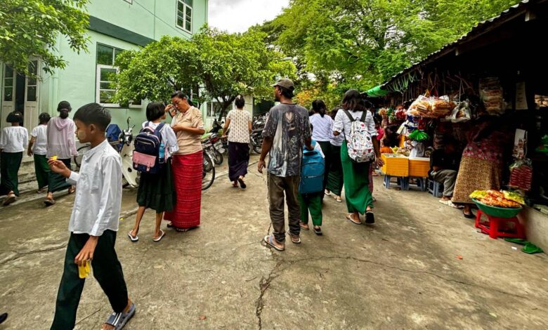 မန္တလေး၊ ချမ်းအေးသာစံမြို့နယ်ရှိ ကျောင်းတစ်ကျောင်းသို့ ရောက်လာကြသည့် ကျောင်းသူကျောင်းသားများ။ (ဓာတ်ပုံ − ပေးပို့)