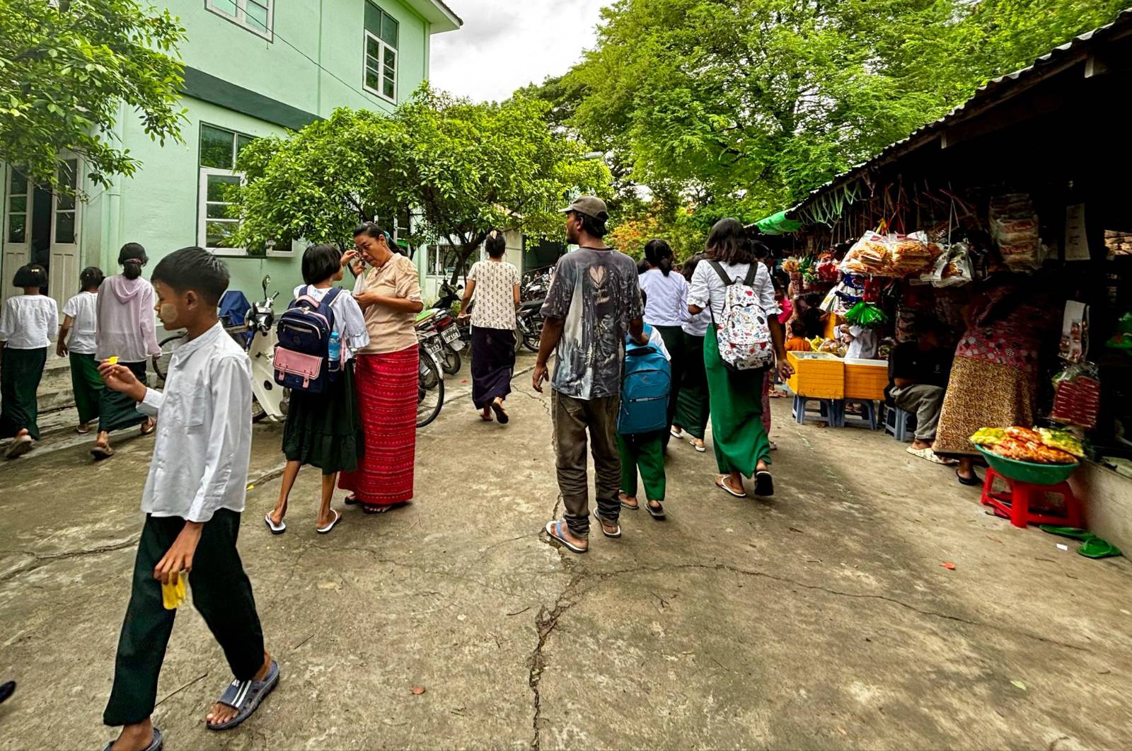 မန္တလေး၊ ချမ်းအေးသာစံမြို့နယ်ရှိ ကျောင်းတစ်ကျောင်းသို့ ရောက်လာကြသည့် ကျောင်းသူကျောင်းသားများ။ (ဓာတ်ပုံ − ပေးပို့)