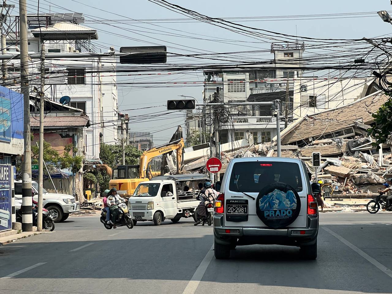 ငလျင်လှုပ်ခတ်အပြီး ပြိုပျက်နေသည့် အဆောက်အဦများနှင့် မန္တလေးမြို့တွင်းတစ်နေရာကို တွေ့ရစဉ်။