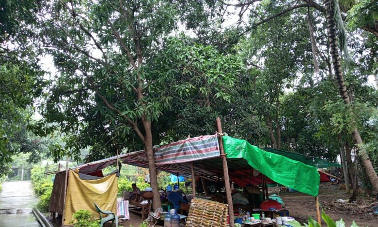 ပို့ဆောင်ရေးနှင့် ဆက်သွယ်ရေးဝန်ကြီးဌာန ဝန်ထမ်းများနေထိုင်ရသည့် ဇဗ္ဗုသီရိမြို့နယ် ဝန်ထမ်းများ ယာယီတဲကို မေလအတွင်းက တွေ့ရစဉ်။ ဓာတ်ပုံ − ပေးပို့
