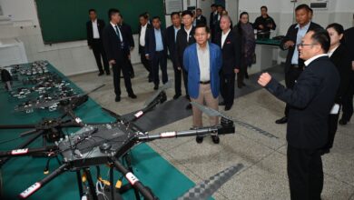 ၂၀၂၄ နိုဝင်ဘာလ တရုတ်နိုင်ငံ ခရီးစဉ်တွင် ဒရုန်းများကို လေ့လာနေသော စစ်ခေါင်းဆောင် ဗိုလ်ချုပ်မှူးကြီး မင်းအောင်လှိုင်နှင့် သူ၏ နောက်လိုက်များ။ (ဓာတ်ပုံ - စစ်ကောင်စီ စစ်ရုံး)