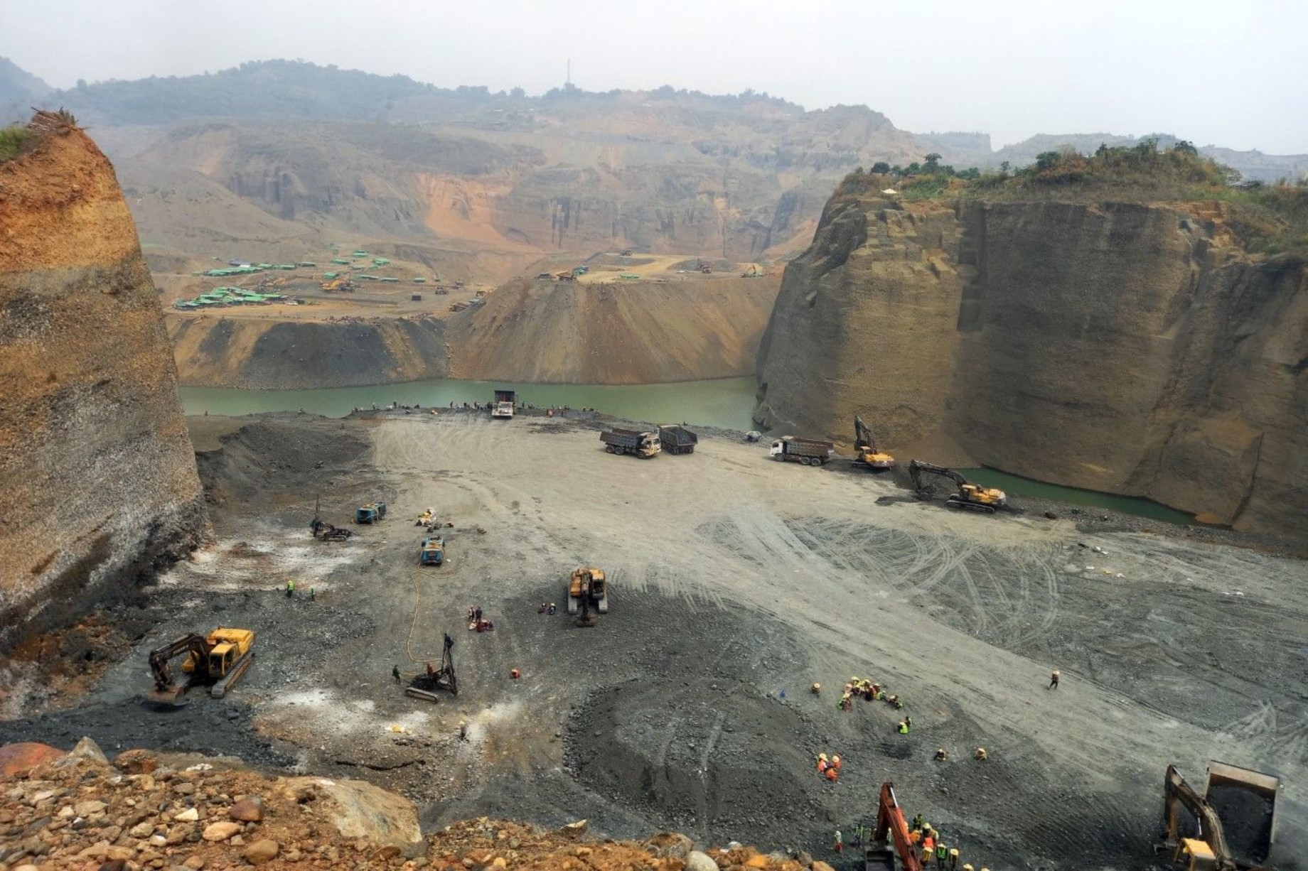 ကချင်ပြည်နယ် ဖားကန့်ဒေသရှိ ကျောက်စိမ်းတူးဖော်ရေးလုပ်ငန်းခွင်တစ်ခုကို ယခုနှစ် (၂၀၂၂) ဧပြီလအတွင်းက တွေ့ရစဉ်။ (ဓာတ်ပုံ - CAfT)