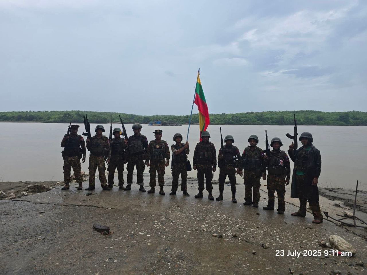 သပိတ်ကျင်းကို သိမ်းပြီးနောက် ဧရာဝတီမြစ်ကမ်းဘေးမှ စစ်ကောင်စီတပ်ဖွဲ့ဝင်တချို့။