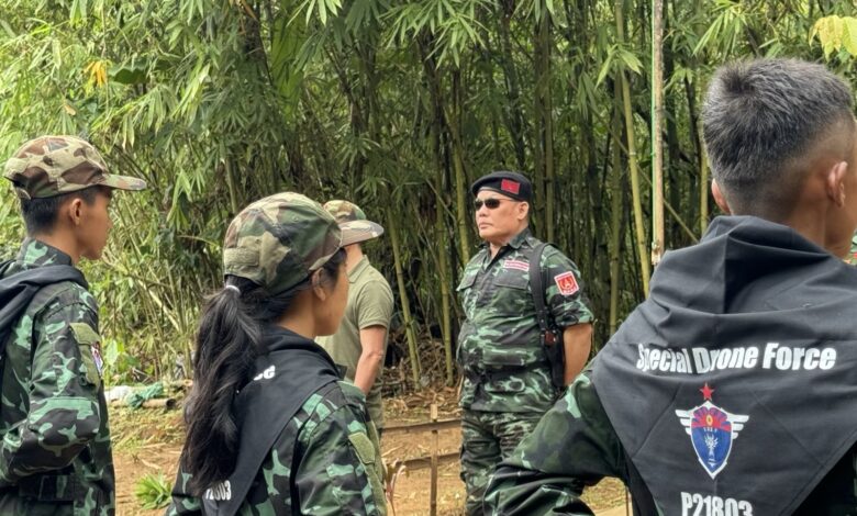 ဒေါက်တာ သီရိမွန်ချမ်းအား စစ်ရေးနယ်မြေတွင် တွေ့ရစဉ်။ (ဓာတ်ပုံ- ပေးပို့)