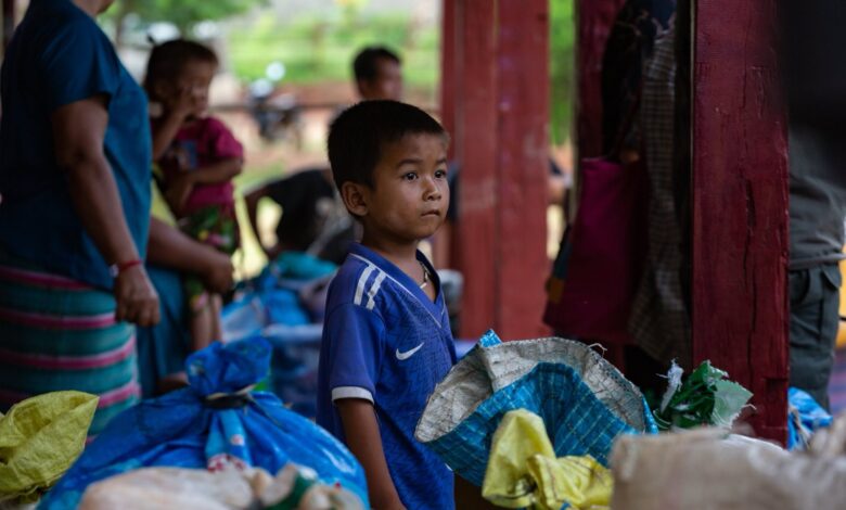 ဇွန် ၁၂ ရက်နေ့က ပြောင်းရွှေ့ရန်ပြင်ဆင်နေသော ဖယ်ခုံအရှေ့ခြမ်းမိသားစုတစ်ခုမှ ကလေးငယ် တစ်ဦး။ (ဓာတ်ပုံ-A Chon)
