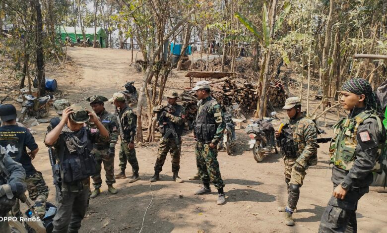 ၂၀၂၂ မတ် ၂၇ ၇က်နေ့က CDF KKG facebook စာမျက်နှာတွင် ဖော်ပြခဲ့သော လက်နက်ကိုင်တော်လှန်ရေးတပ်သားများ။