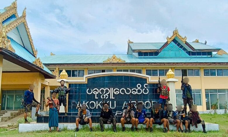 ပြီးခဲ့သည့်နှစ် ဇန်နဝါရီလအတွင်းက ပခုက္ကူလေဆိပ်အတွင်းကာကွယ်ရေးတပ်များစီးနင်း ဝင်ရောက်ခဲ့စဉ် ( ဓာတ်ပုံ- ရေစကြိုမြို့နယ် ပြည်သူ့ကာကွယ်ရေးအဖွဲ့)