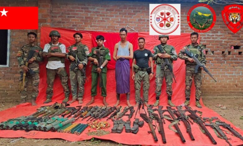 အရှင်ဖမ်းမိထားသည့် စစ်ကောင်စီဗိုလ်မှူးနှင့် တိုက်ပွဲမှ သိမ်းဆည်းရမိလက်နက်များ ။ (ဓာတ်ပုံ- ရွှေဘိုခရိုင်တပ်ရင်း ၂၆)