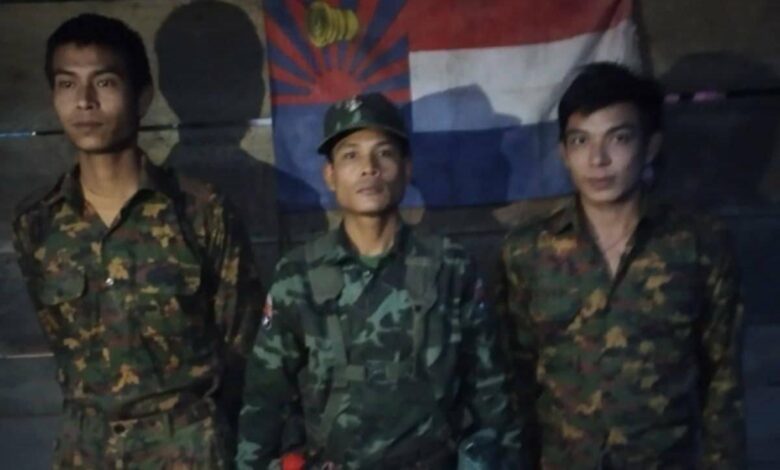 KNU တပ်မဟာ ၄ တပ်ရင်း ၁၁ ထံပူးပေါင်းလာသည့် စစ်ကောင်စီတပ်ဖွဲ့ဝင်များ Photo Credit - ခွပ်ဒေါင်းတမန်အထူးစစ်ကြောင်း Facebook