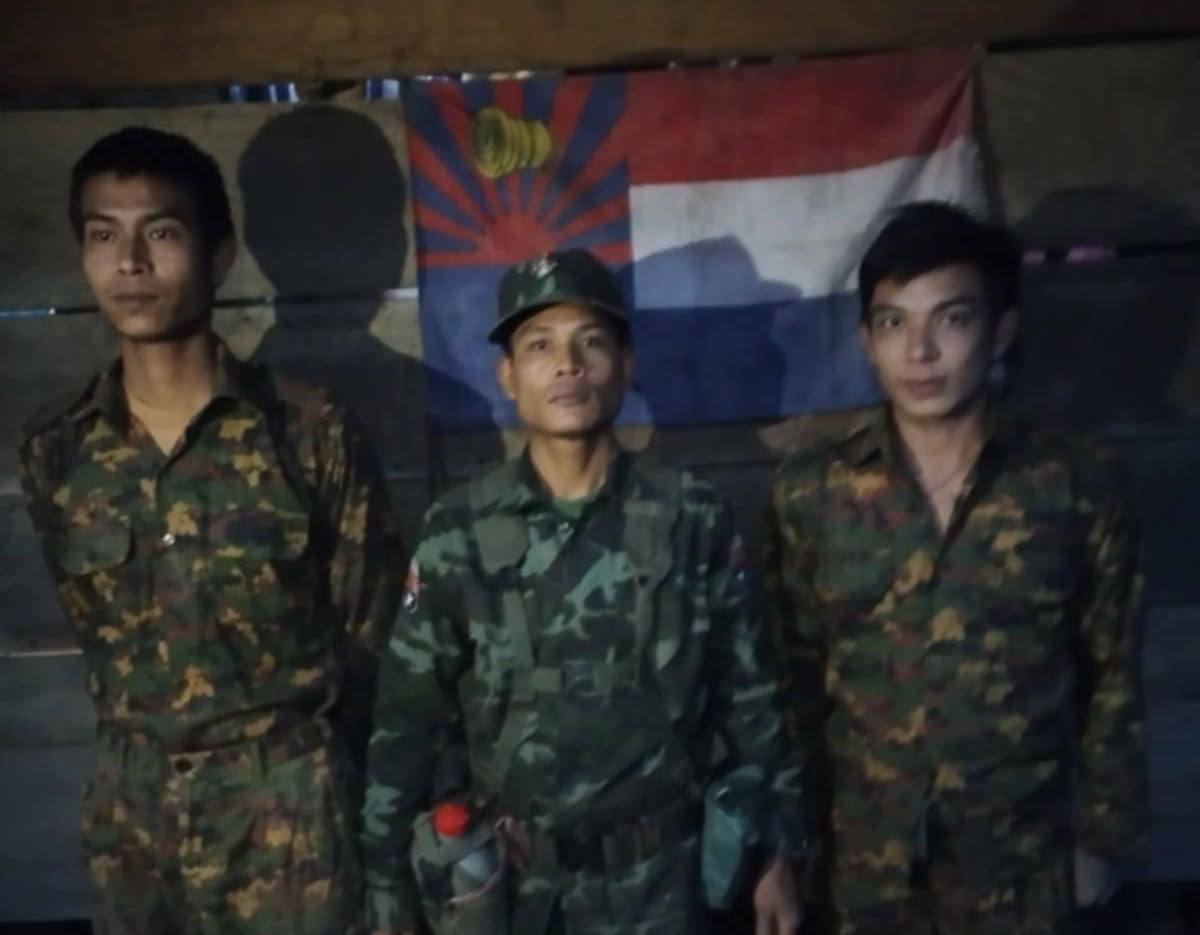 KNU တပ်မဟာ ၄ တပ်ရင်း ၁၁ ထံပူးပေါင်းလာသည့် စစ်ကောင်စီတပ်ဖွဲ့ဝင်များ Photo Credit - ခွပ်ဒေါင်းတမန်အထူးစစ်ကြောင်း Facebook