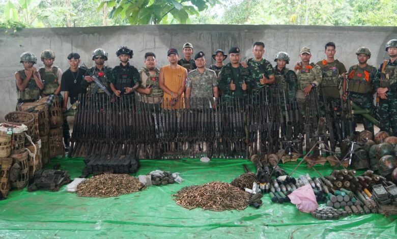 ဥကရစ်ထစခန်းမှ သိမ်းမိသည့်လက်နက်များနှင့်အတူတွေ့ရသည့် တော်လှန်ရေးတပ်ဖွဲ့ဝင်များ Photo Credit- Cobra Column 2 (Venom) Facebook
