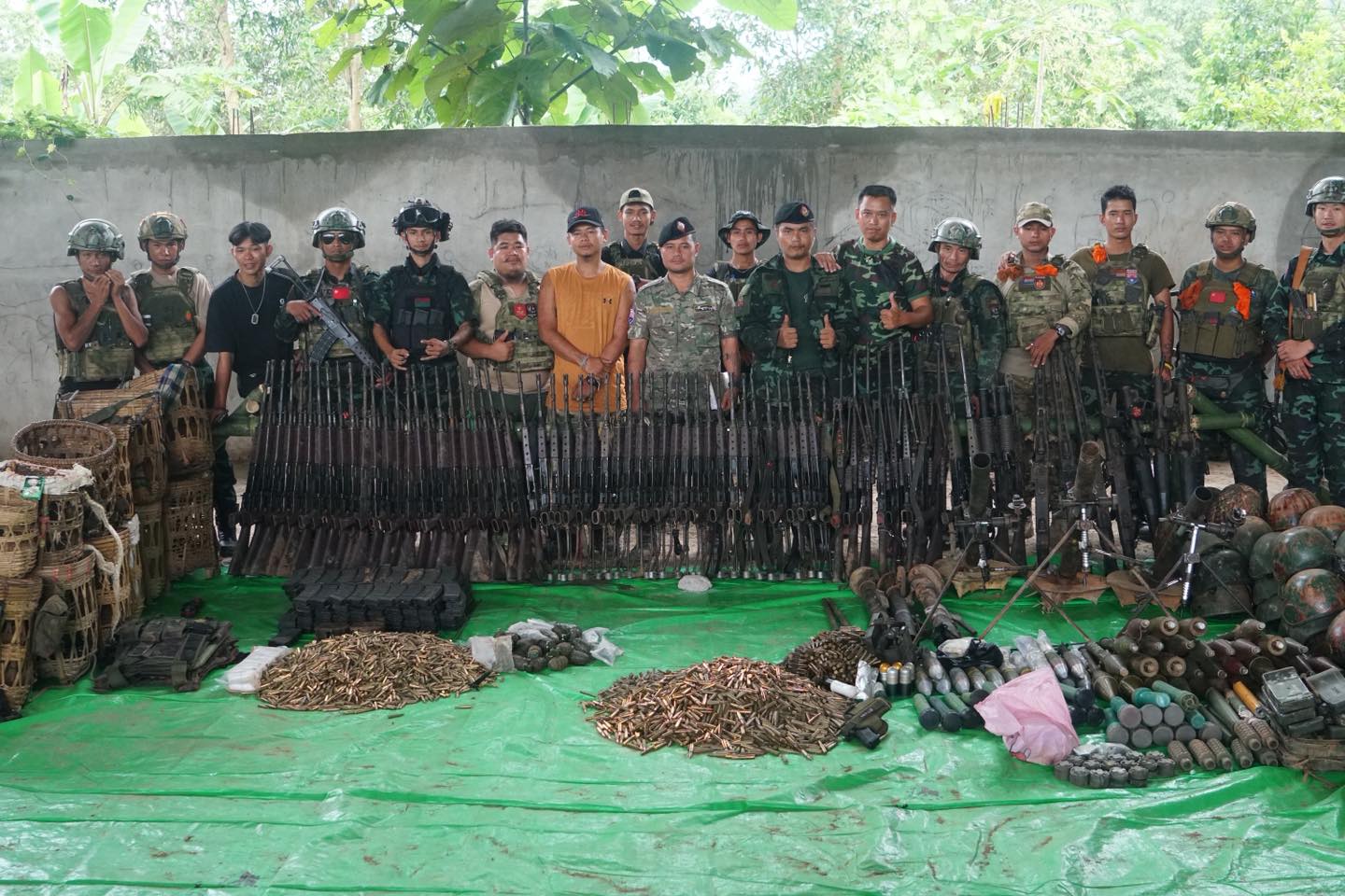 ဥကရစ်ထစခန်းမှ သိမ်းမိသည့်လက်နက်များနှင့်အတူတွေ့ရသည့် တော်လှန်ရေးတပ်ဖွဲ့ဝင်များ Photo Credit- Cobra Column 2 (Venom) Facebook