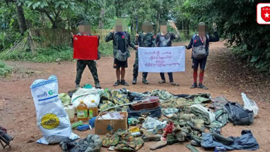 အုတ်ဖို၊ ကြို့ကိုးပင်တိုက်ပွဲတွင် စစ်ကောင်စီတပ် ဝတ်စုံများ သိမ်းဆည်းရမိသည်ဟု တော်လှန်ရေးအင်အားစုက ပြောသည်။ (ဓာတ်ပုံ - ပကဖအသံ)
