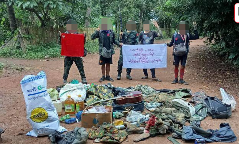 အုတ်ဖို၊ ကြို့ကိုးပင်တိုက်ပွဲတွင် စစ်ကောင်စီတပ် ဝတ်စုံများ သိမ်းဆည်းရမိသည်ဟု တော်လှန်ရေးအင်အားစုက ပြောသည်။ (ဓာတ်ပုံ - ပကဖအသံ)