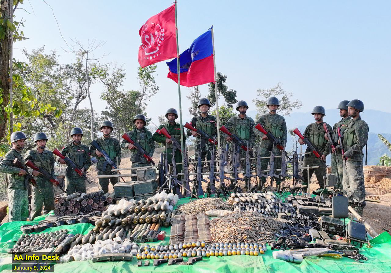 ပလက်ဝမြို့အနီးရှိ စစ်ကောင်စီတပ်၏ စကခ (၁၉) လက်အောက်ခံ ခမရ (၃၀၈) တပ်ရင်းကို ရက္ခိုင့်တပ်တော် (AA) က ၂၀၂၄ ဇန်နဝါရီလ ၆ ရက်နေ့တွင် သိမ်းပိုက်ပြီးနောက် လက်နက်ခဲယမ်းများနှင့်အတူ တွေ့ရစဉ်။ (ဓာတ်ပုံ - AA)