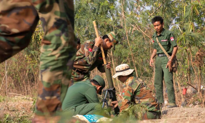 ၂၀၂၅ ခုနှစ် ဖေဖော်ဝါရီလက မတ္တရာမြို့နယ် စစ်မြေပြင်တွင်တွေ့ရသော တော်လှန်ရေး တပ်ဖွဲ့ဝင်များ။ (ဓာတ်ပုံ-မိုးဦး)