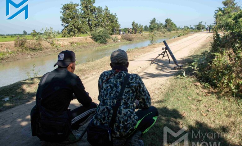 ၀၂၂ အတွင်း စစ်ကောင်စီတပ်ကို တိုက်ခိုက်ရန် ပြင်ဆင်နေသည့် ခင်ဦးအခြေစိုက် ဒေသကာကွယ် ရေးတပ်ဖွဲ့ဝင်၂ ဦး။ (ဓာတ်ပုံ- မိုးဦး)